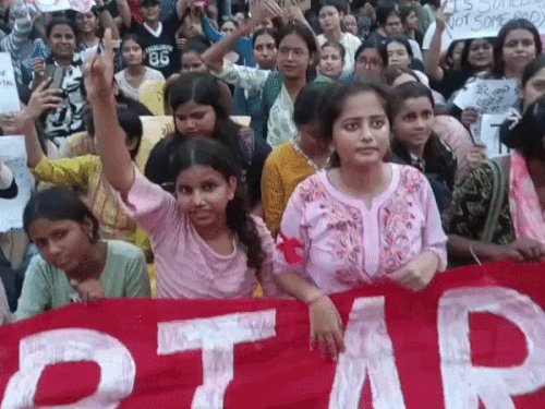 BHU में छात्राओं ने निकाला फ्रीडम मार्च:हाथ में बैनर-पोस्टर लेकर लगाई आजादी आजादी का नारा, पुलिस और प्राक्टोरियल बोर्ड रही मौजूद