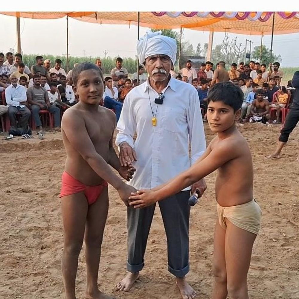 मुबारकपुर में कुश्ती दंगल:भारतीय किसान यूनियन (असली) के राष्ट्रीय अध्यक्ष ने विजेता पहलवानों को इनाम देकर किया सम्मानित