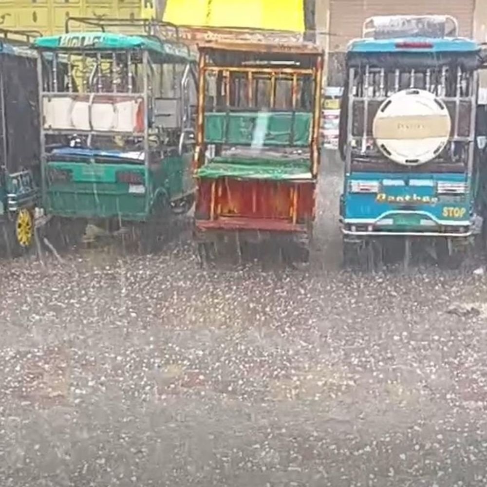 मेरठ में अचानक बदला मौसम, मवाना में ओले गिरे:किसानों को फसलों के खराब होने की चिंता, ठंड बढ़ी