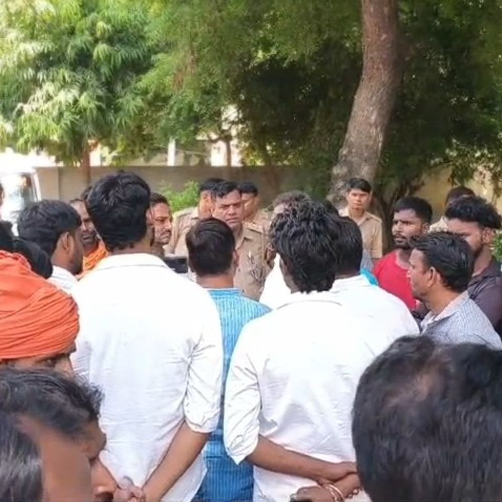 मथुरा में 540 सफाईकर्मियों की हड़ताल दूसरे दिन भी जारी:प्रशिक्षण के बाद काम नहीं मिलने से नाराज; DM को सौंपा ज्ञापन