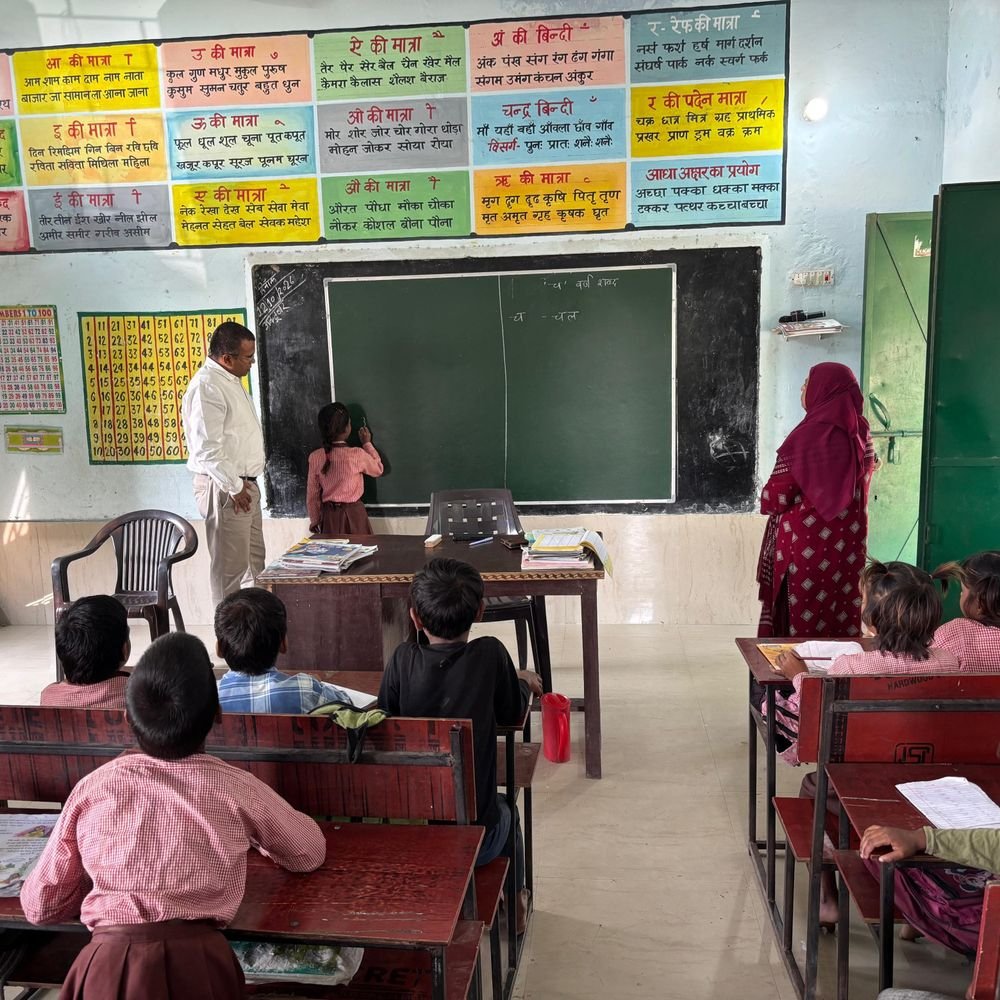 सीतापुर में बीएसए के निरीक्षण में दो स्कूल बंद मिले:19 शिक्षकों-कर्मचारियों का वेतन रोका, इंचार्ज प्रधानाध्यापकों पर निलंबन की कार्रवाई