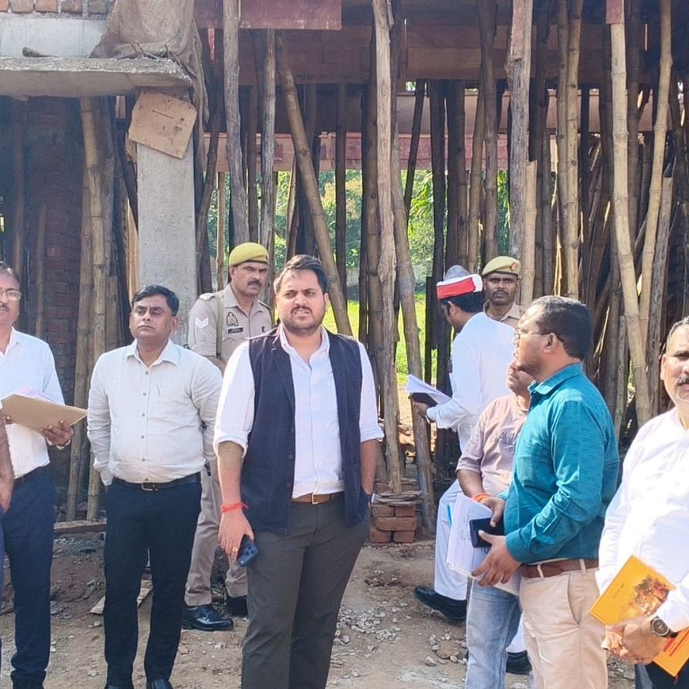 डीएम ने निर्माणाधीन राजकीय इंटर कॉलेज झारोकला का किया निरीक्षण:सोनभद्र में15 दिसंबर तक काम पूरा करने के दिए आदेश