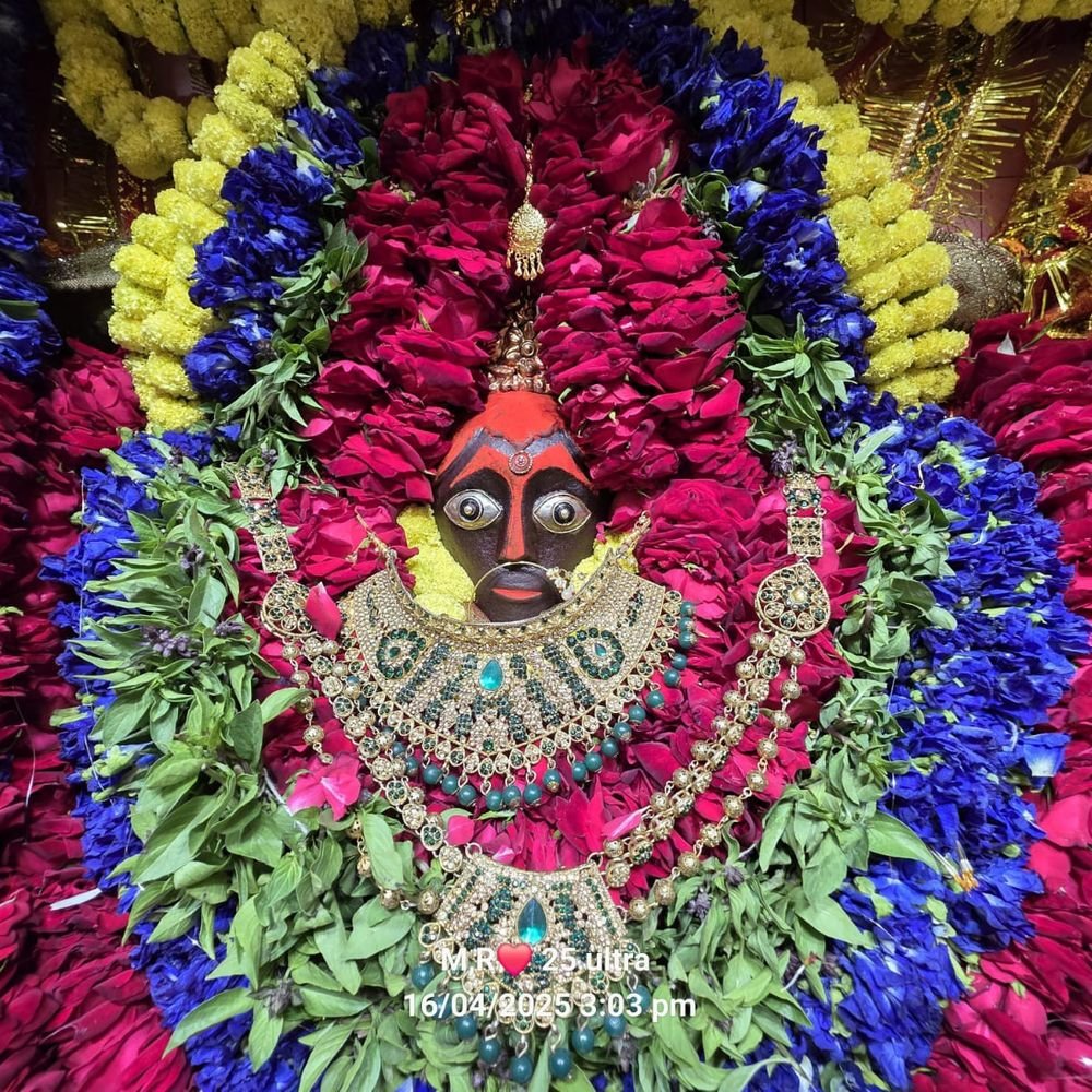 जौनपुर में मां कात्यायनी के 4500 भक्तों ने किए दर्शन:शारदीय नवरात्र के छठवें दिन पीले फूल और शहद का भोग चढ़ाकर मांगी सुख-शांति