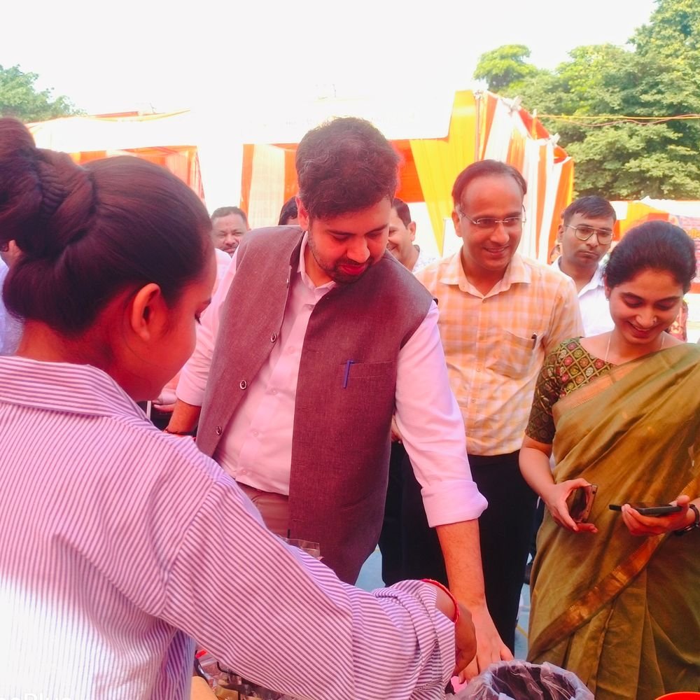 मुरादाबाद सरस मेले में डीएम-सीडीओ ने परखी उत्पादों की गुणवत्ता:स्वयं सहायता समूहों के 80 से ज्यादा उत्पाद प्रदर्शित