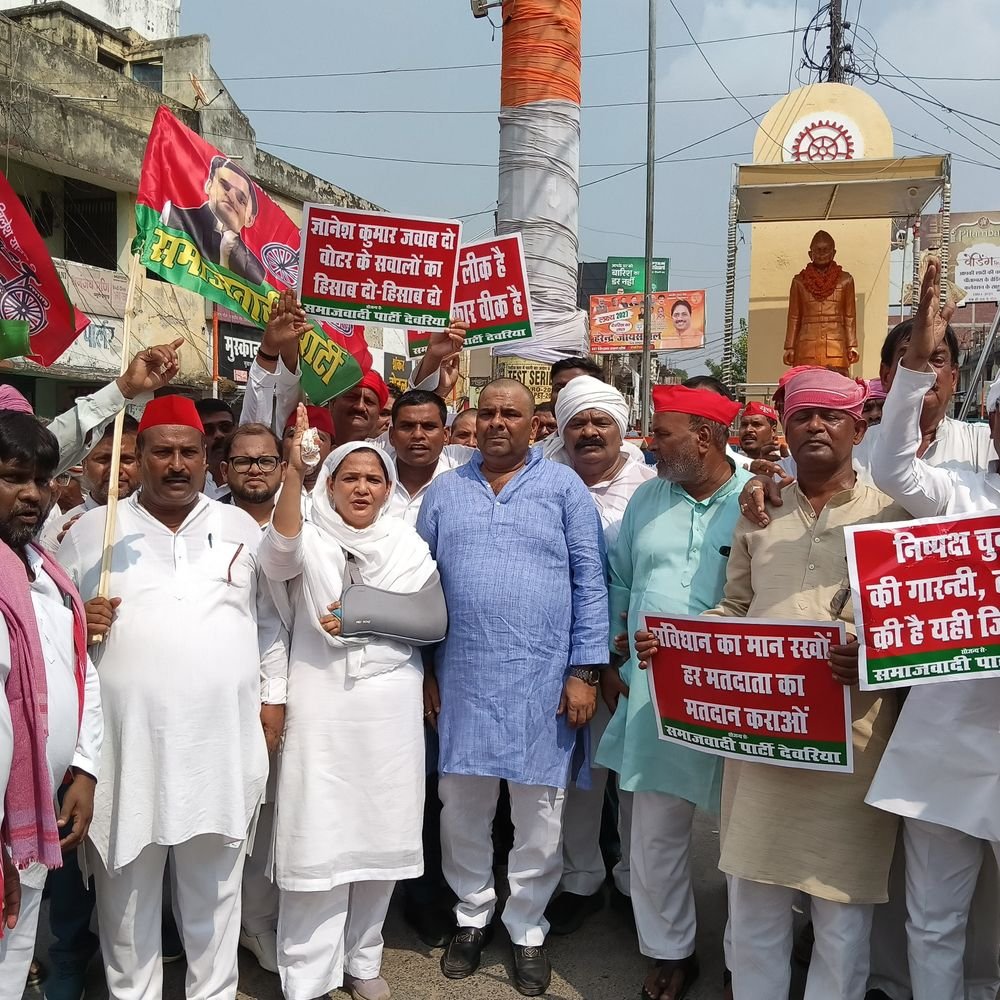 सपा ने मुख्य चुनाव आयुक्त ज्ञानेश कुमार के खिलाफ प्रदर्शन:देवरिया में पुतला फूंका, SIR को लेकर चुनाव आयोग पर लगाए आरोप