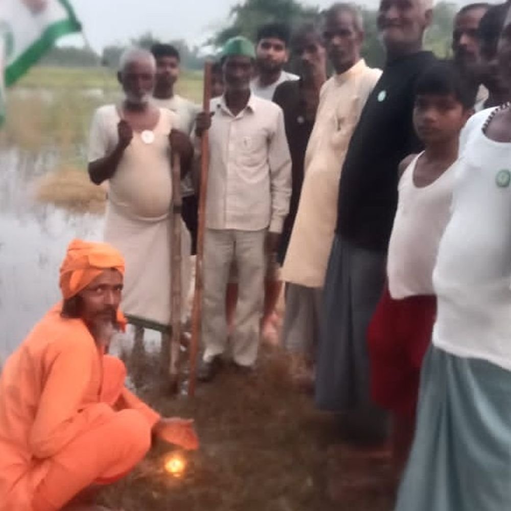 बाराबंकी में बाबा महेंद्र सिंह टिकैत की जयंती:किसानों ने दीप जलाकर श्रद्धांजलि दी, गूंजे जयकारे