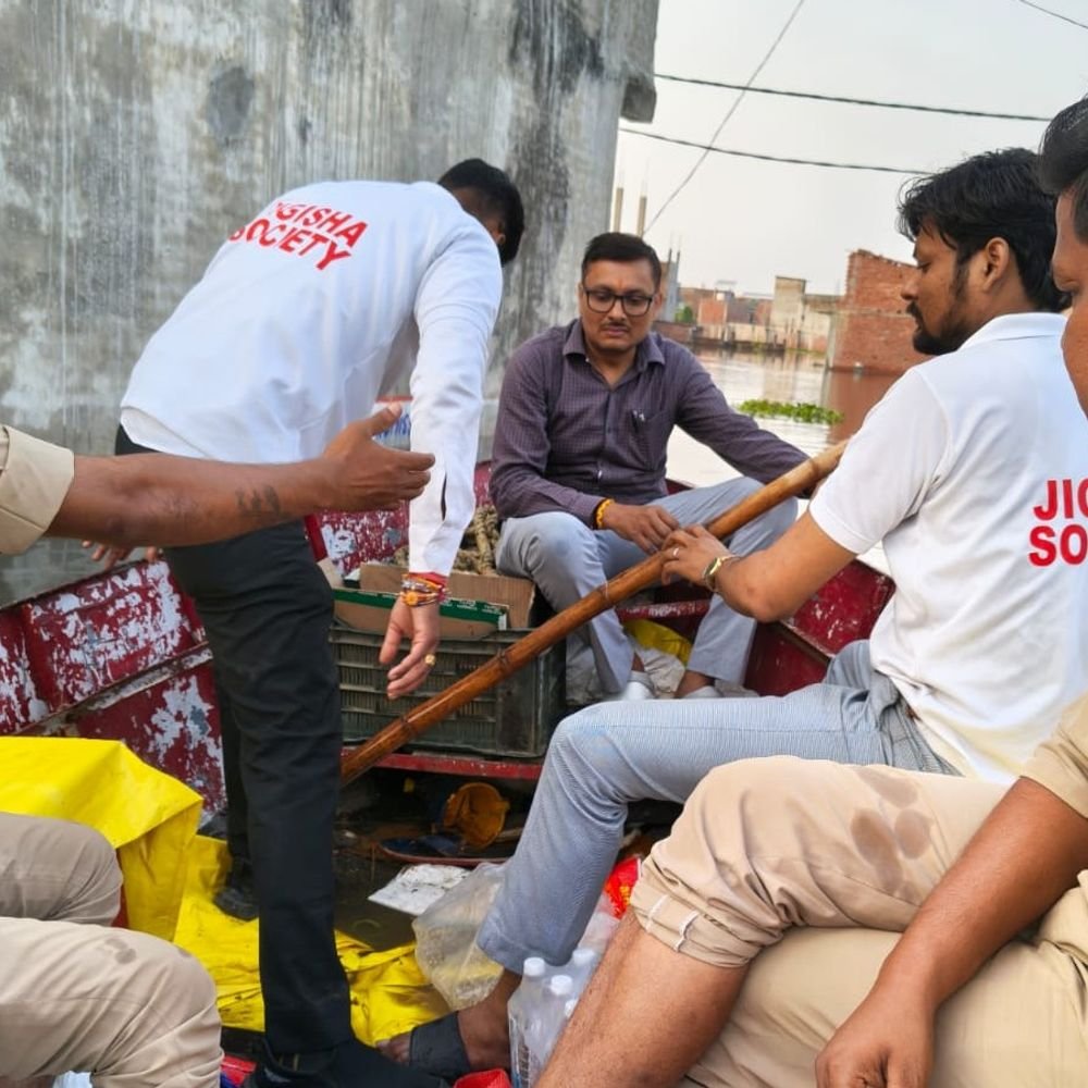 जिगीषा सोसाइटी ने बाढ़ प्रभावितों को राहत सामग्री बांटी:लखनऊ के फैजुल्लागंज में 125 परिवारों को मिला राशन, दूध और फल