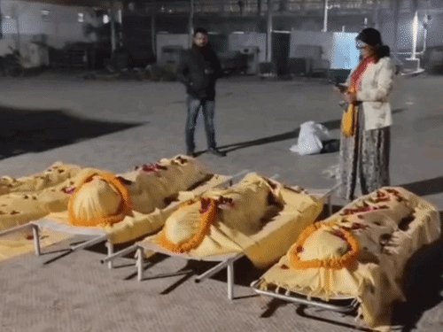 1800 लावारिस शवों का अंतिम संस्कार:गोरखपुर की 'अम्मा' ने 450 मुस्लिमों को दी मिट्टी, बेसहारा बुजुर्ग की सेवा से मिली राह