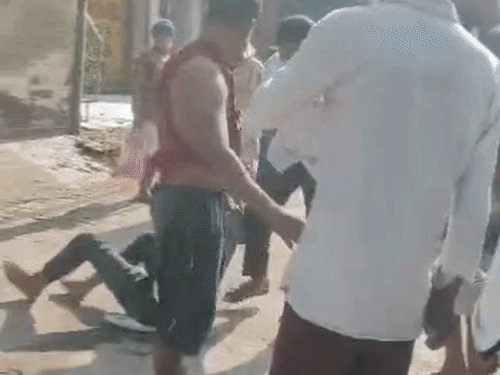 सवारी बैठाने को लेकर रिक्शा चालकों में मारपीट VIDEO:उन्नाव के गांधी चौक पर घटना, कपड़े फटे, वीडियो आया सामने