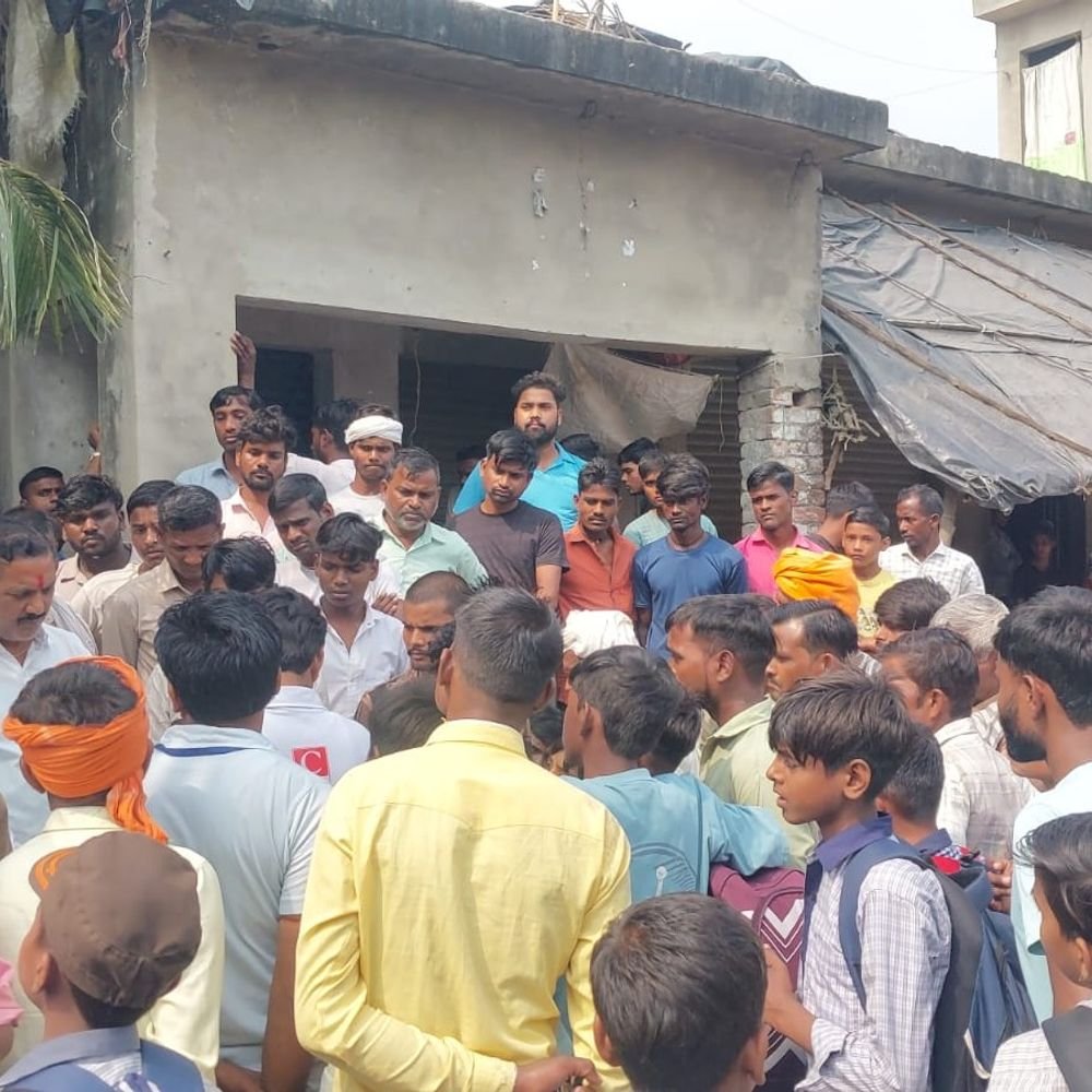 साइबर ठगों की धमकियों से परेशान युवक ने दी जान:पीलीभीत में 18 साल के युवक का टीनशेड में मिला शव, ठगों ने ऐंठे थे 16 हजार रुपये