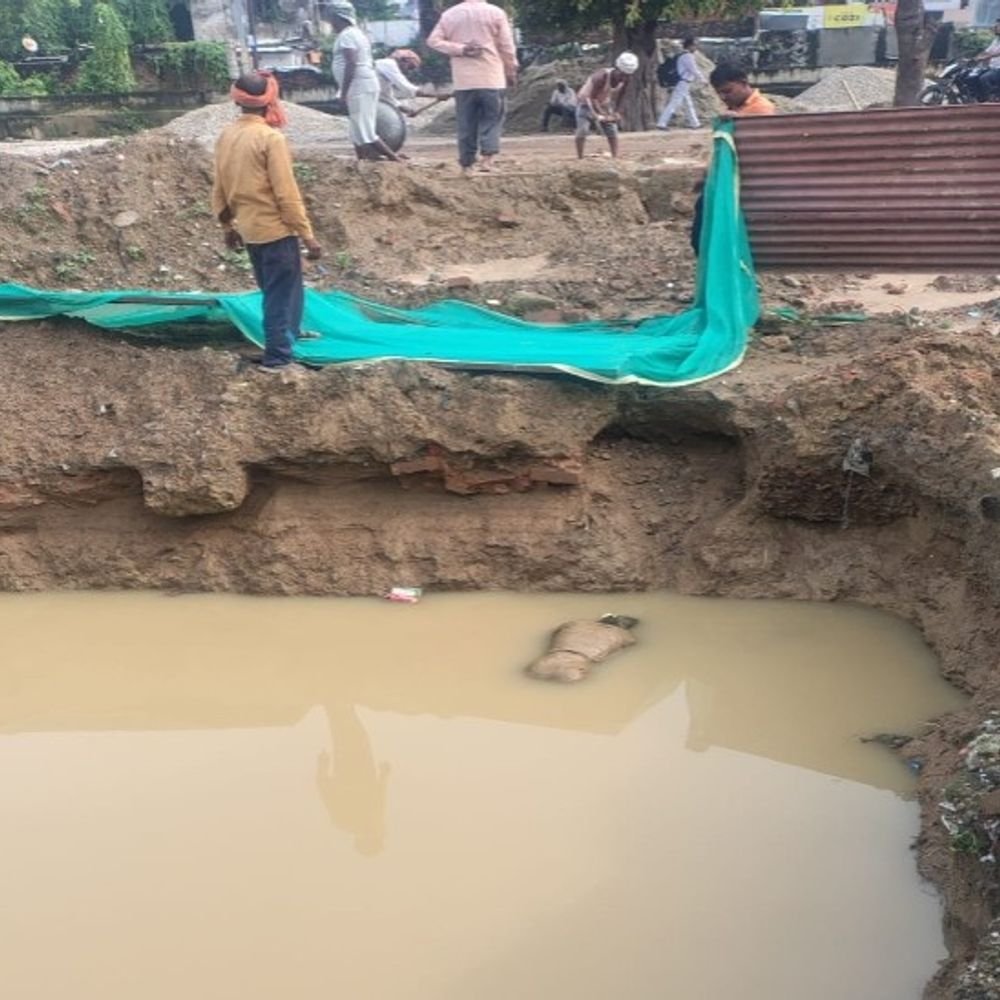 शाहजहांपुर में गड्ढे में मिले शव की पहचान:नशे का आदि युवक था, परिजनों ने किसी पर कोई आरोप नहीं लगाया
