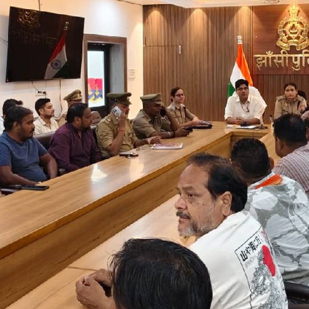 झांसी में दुर्गा पंडालों में केवल भजन बजेंगे:तय मानक से तेज नहीं बजेंगे डीजे, समिति और डीजे संचालकों के साथ अफसरों ने की बैठक