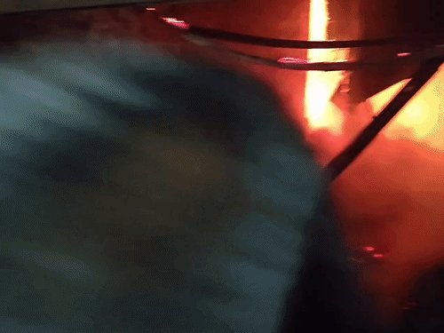 गोरखपुर के नक्खास चौराहे पर भीषण आग:लपटों में घिरीं 3 की दुकानें, आधे घंटे की मशक्कत के बाद पाया गया काबू