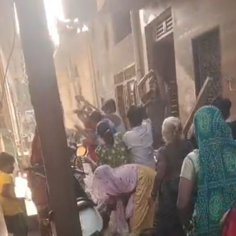 बच्चों के विवाद में दो पक्षों में चले लाठी-डंडे:मारपीट का वीडियो आया सामने, 8 लोग घायल; पुलिस जांच में जुटी