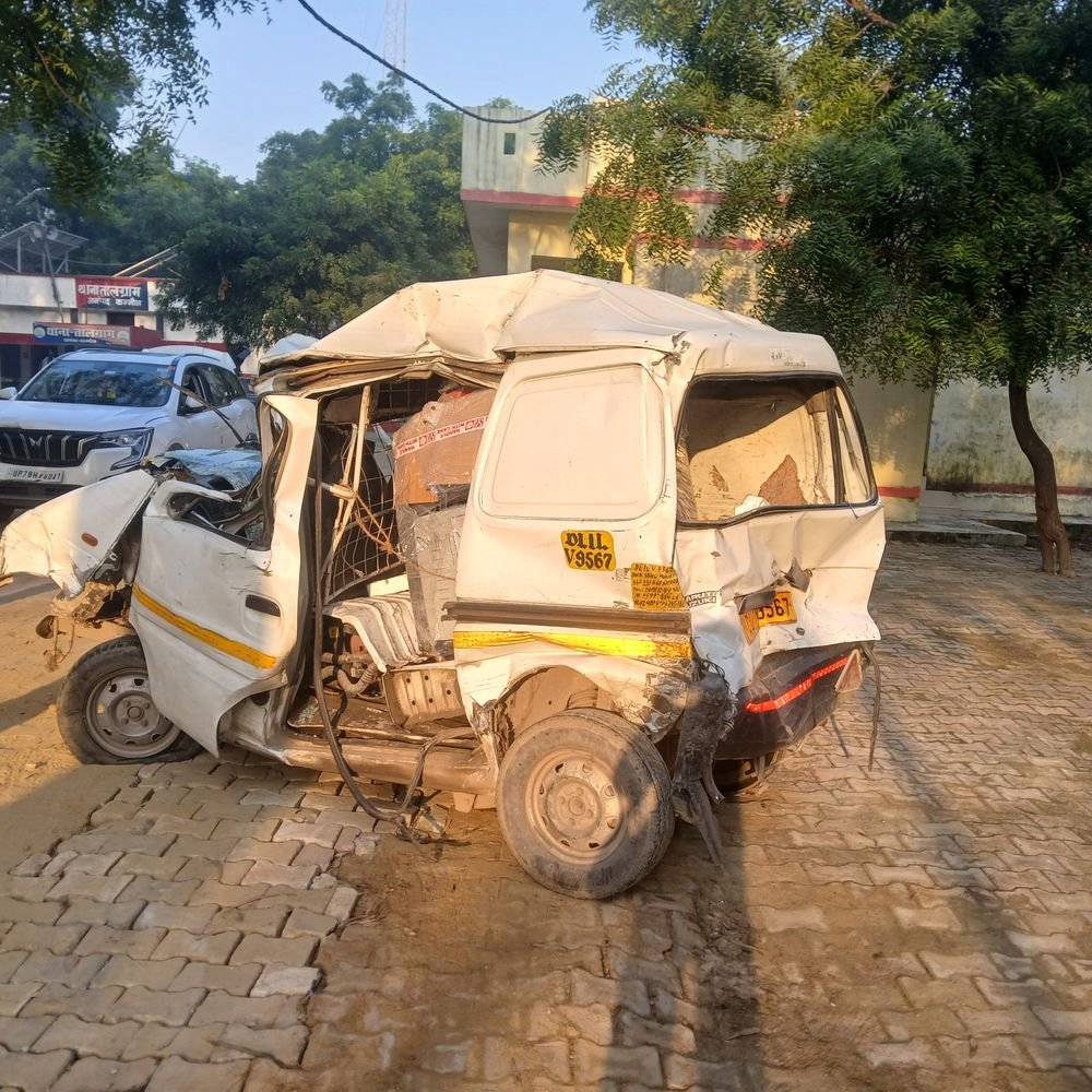 आगरा-लखनऊ एक्सप्रेसवे पर हादसे में घायल युवक की मौत:कन्नौज के अमोलर अंडरपास के पास ट्रक से टकराई कार, इलाज के दौरान तोड़ा दम, परिवार में मातम