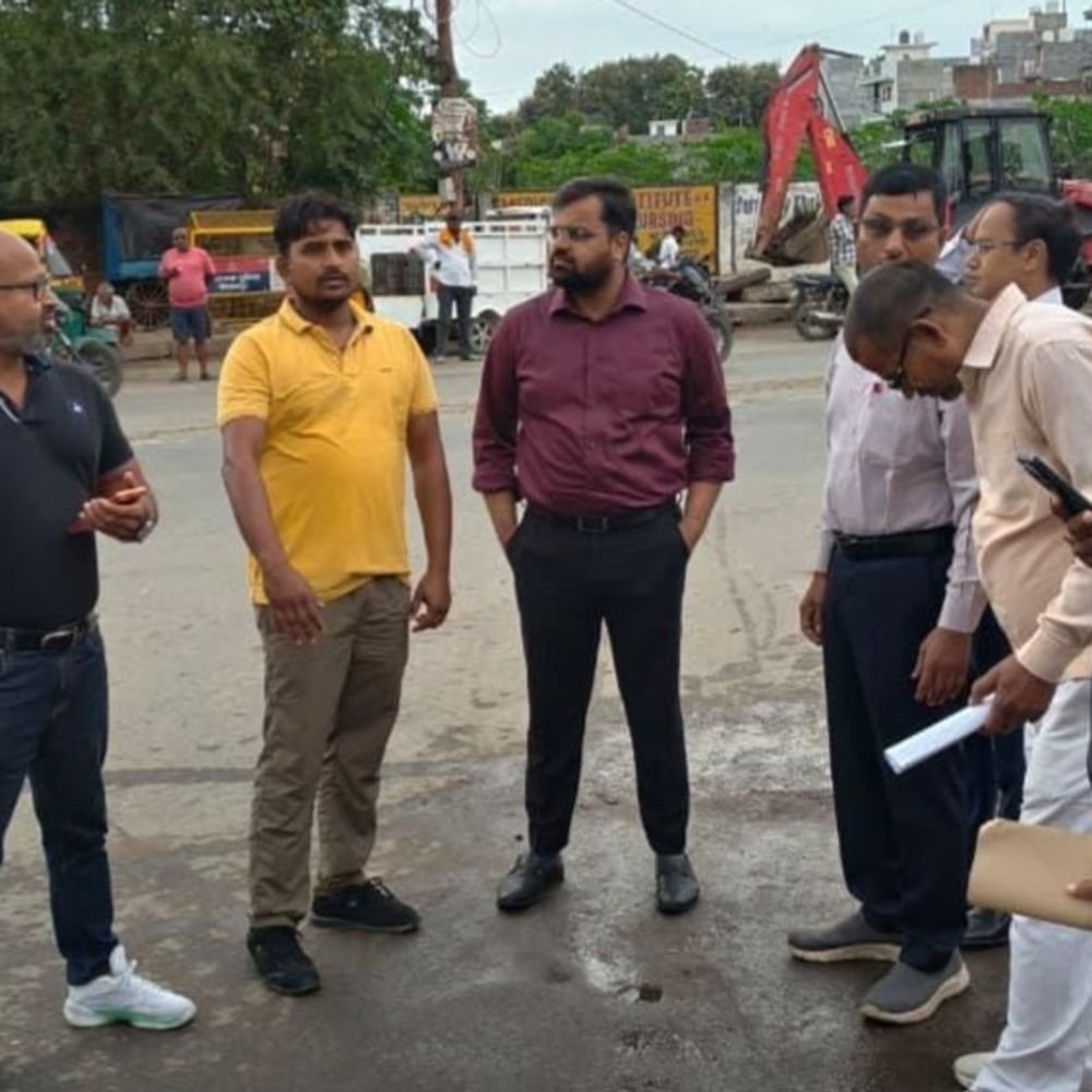वार्ड-13 में गंदगी देख भड़के नगर आयुक्त:सफाई निरीक्षक को लगाई फटकार; रोजाना दो शिफ्ट में चलेगा सफाई अभियान