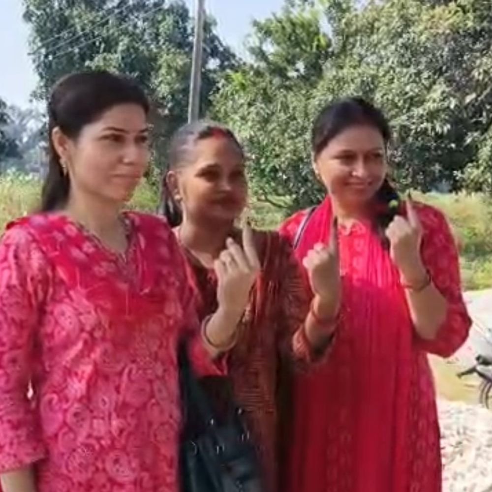 देवरिया में पहले दो घंटे में 16.46% मतदान:16 केंद्रों पर सुबह 8 बजे से शुरू हुई वोटिंग; डीएम-एसपी ने किया निरीक्षण