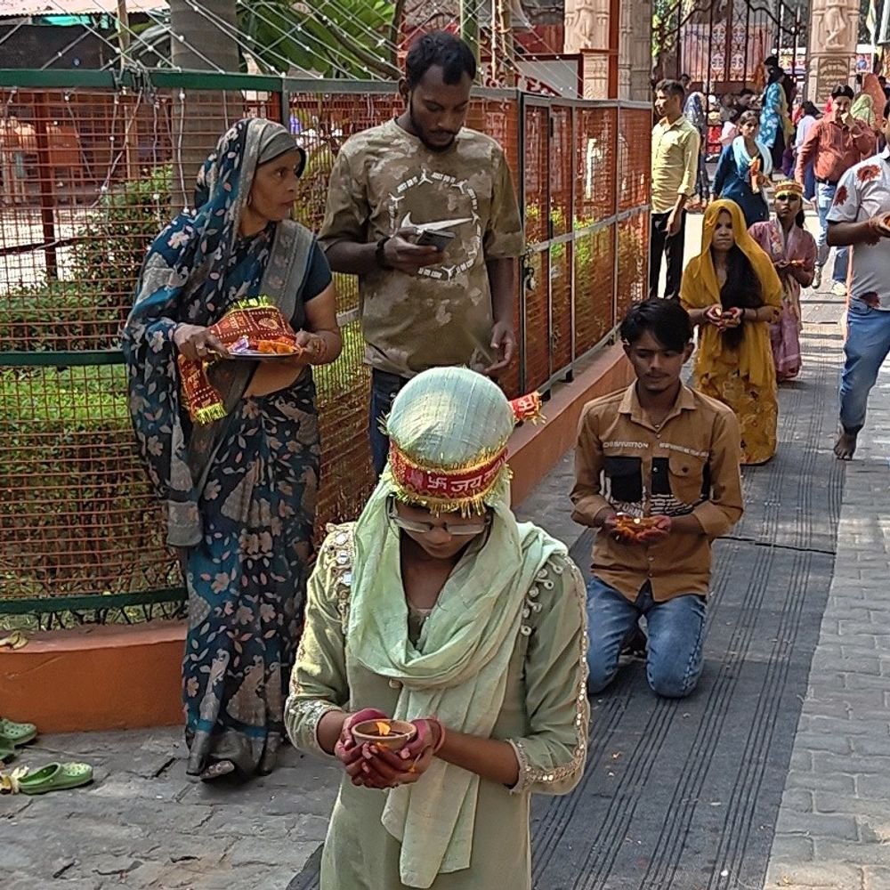 जलता दीपक लेकर घुटनों के बल मंदिर पहुंचे श्रद्धालु:मां-बाप की सलामती, किसी ने मांगा अच्छा ससुराल, मंदिर में जुटी भीड़