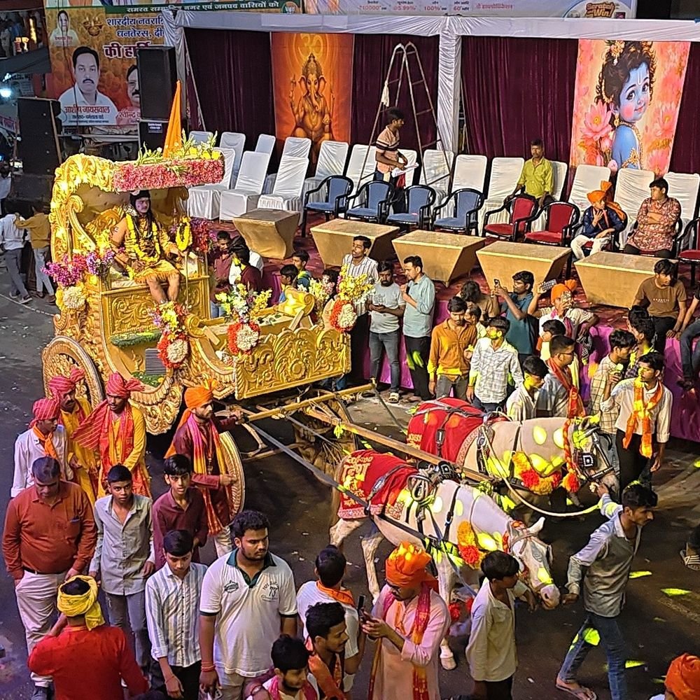 प्रतापगढ़ में श्रीराम बारात निकली,पुष्पवर्षा और जयकारों से गूंजा शहर:हाथी-घोड़े, बैंड-बाजे और भव्य रथों पर सवार चारों भाइयों की झांकियां बनीं आकर्षण