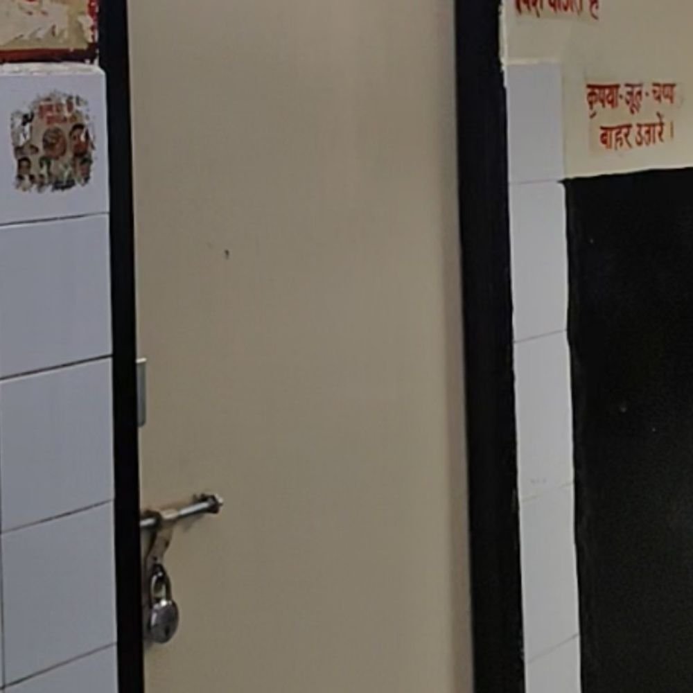 हाथरस जिला अस्पताल में रेडियोलॉजिस्ट को काम से रोका:उम्र के गलत प्रमाण पत्र की शिकायत पर कार्यवाही, मरीज परेशान