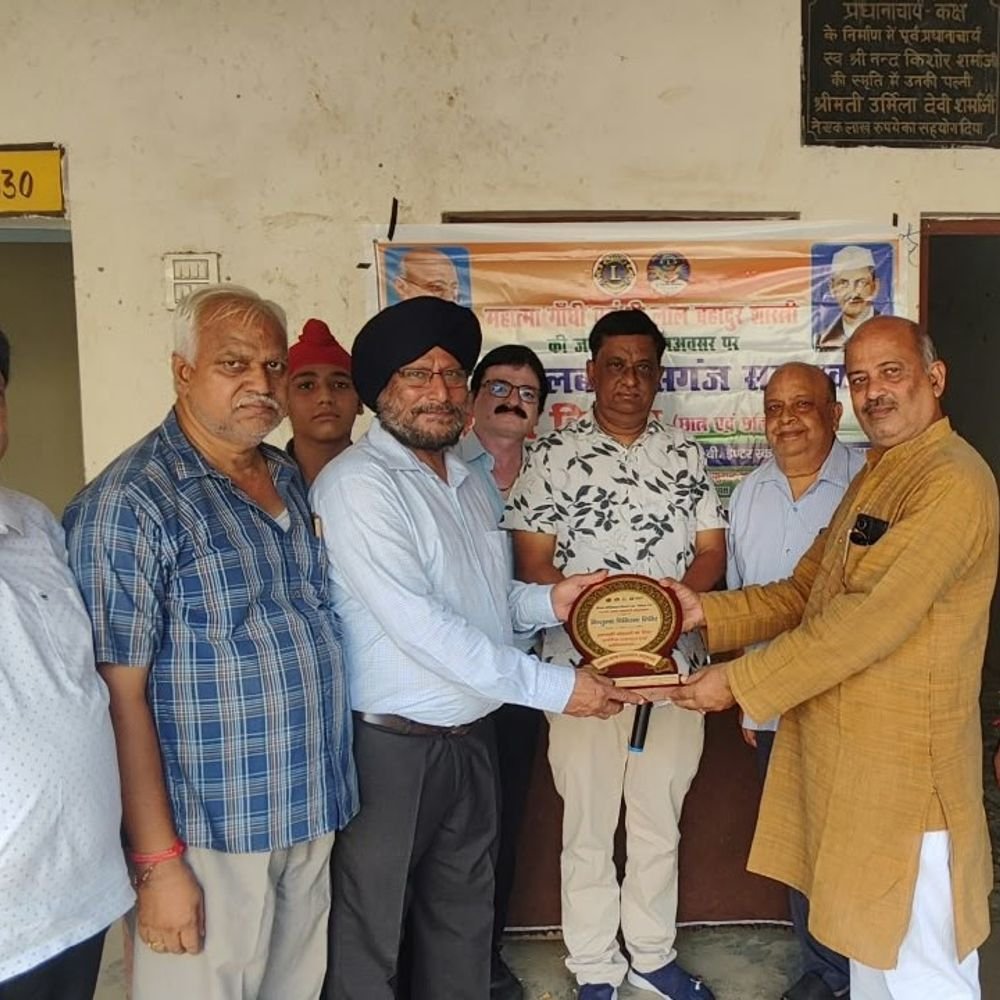 गांधी जयंती पर 60 बच्चों को बांटे स्वेटर:जरूरतमंद छात्रों की मदद की, लायंस क्लब सद्भावना ने की पहल