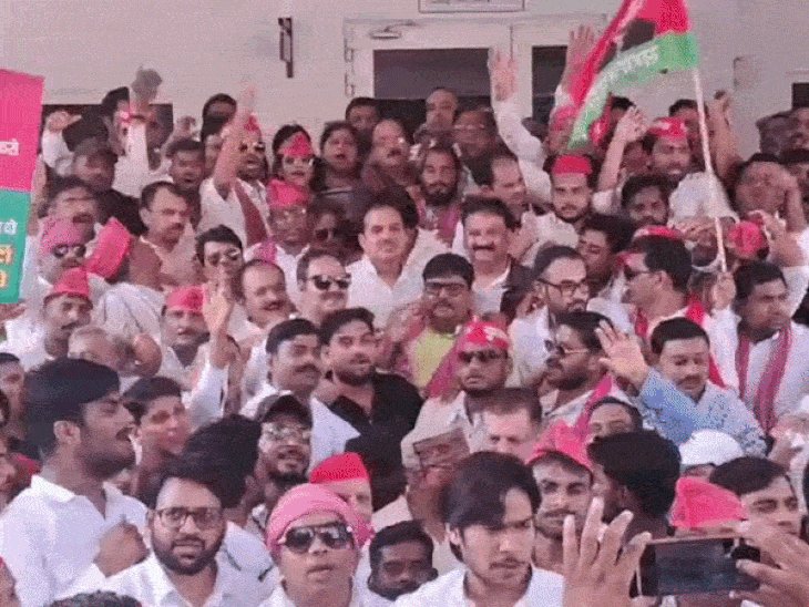 झांसी में सपा-कांग्रेस ने किया जोरदार प्रदर्शन:बोले-भाजपा सरकार ज्ञानेश कुमार को जेब में रखकर बैठी है, हम लोकतंत्र की चोरी नहीं होने देंगे