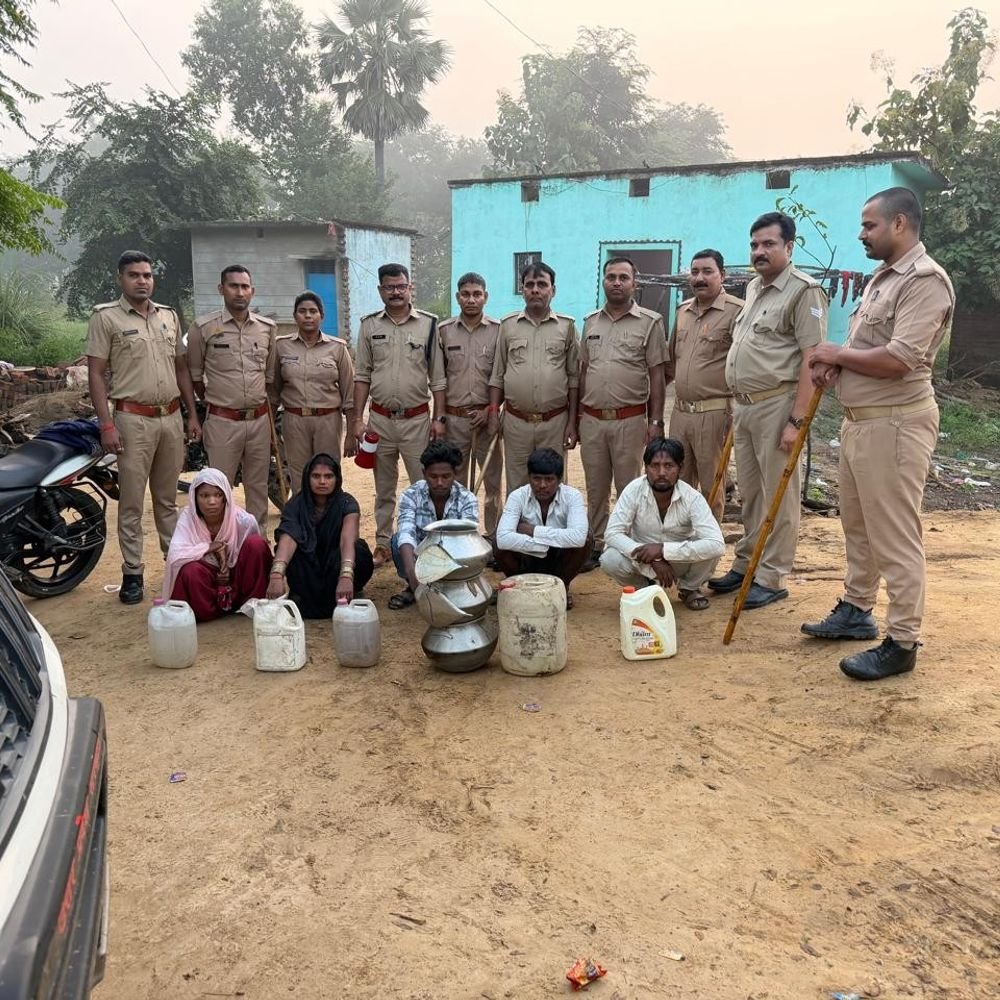 कच्ची शराब पर आबकारी विभाग का छापा, 7 गिरफ्तार:देवरिया में 65 लीटर कच्ची शराब, 300 किलो लहन और उपकरण जब्त