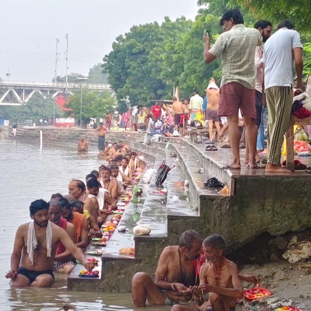 पितृपक्ष पर सैकड़ो श्रद्धालुओं ने किया पितरों का तर्पण:उन्नाव में गंगा तटों पर उमड़ी भीड़, विशेष फलदायी माना जाता है यह दिन