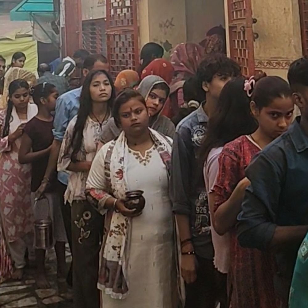 हाथरस में मां ब्रह्मचारिणी की पूजा को उमड़े श्रद्धालु:नवरात्र के दूसरे दिन देवी मंदिरों में उमड़ा आस्था का सैलाब