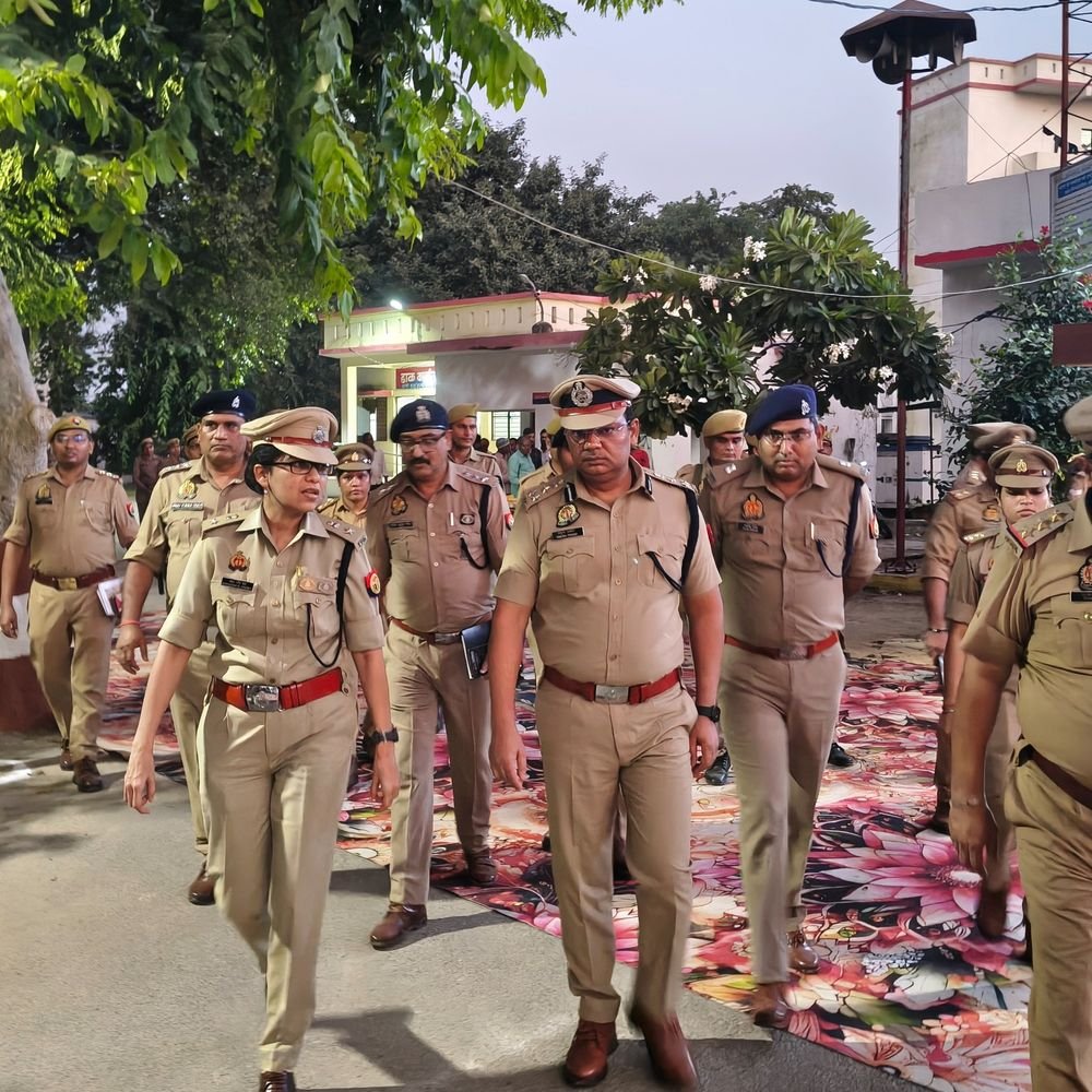 कानपुर देहात में दो सिपाही सस्पेंड:डीआईजी की जगह एसपी को सैल्यूट करने का आरोप, वीडियो से गरमाया मामला