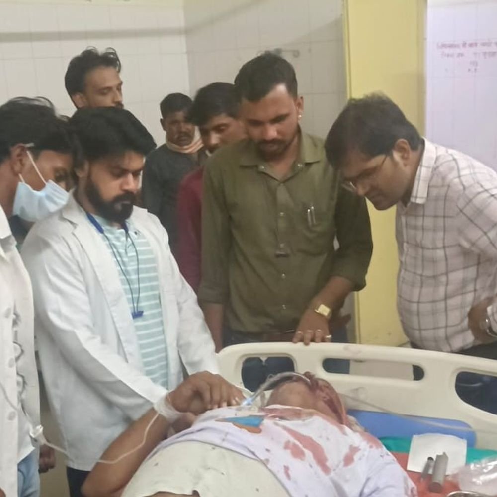 मिनी ट्रक ने बाइक सवार पिता-पुत्र को कुचला:गंभीर घायल हुए, बेटी बाल-बाल बची; पिता को झांसी रेफर किया