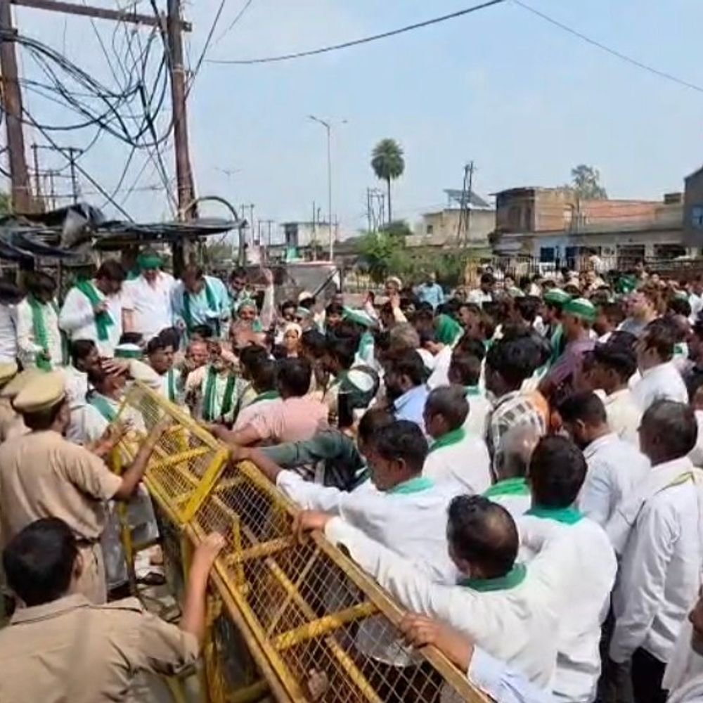 भाकियू टिकैत का प्रदर्शन, CEC के इस्तीफे की मांग:हाउस अरेस्ट के बावजूद किसान पहुंचे कलेक्ट्रेट, राष्ट्रपति को भेजा ज्ञापन