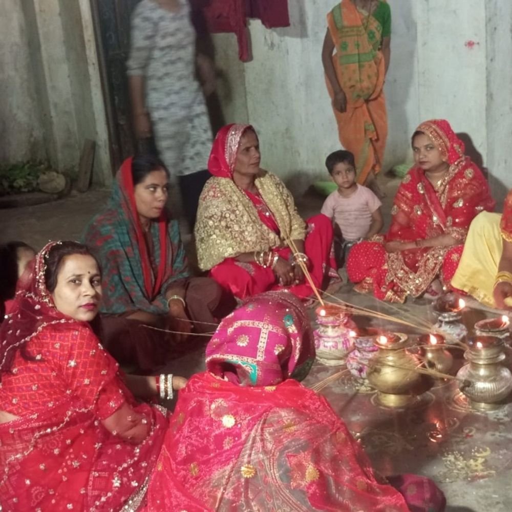 सीतापुर में करवा चौथ का पर्व:महिलाओं ने बादलों बीच दिया अर्घ्य, मोबाइल तस्वीर संग खोला निर्जला व्रत