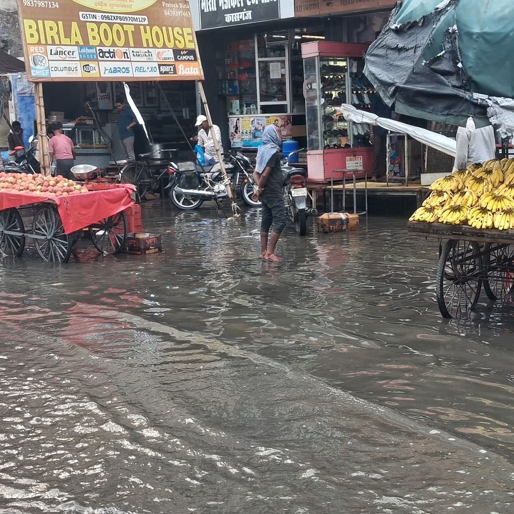 कासगंज में तेज बारिश के साथ गिरे ओले:सड़कों पर 2 फीट पानी भरा, दिन में छाया अंधेरा; आधे घंटे बारिश