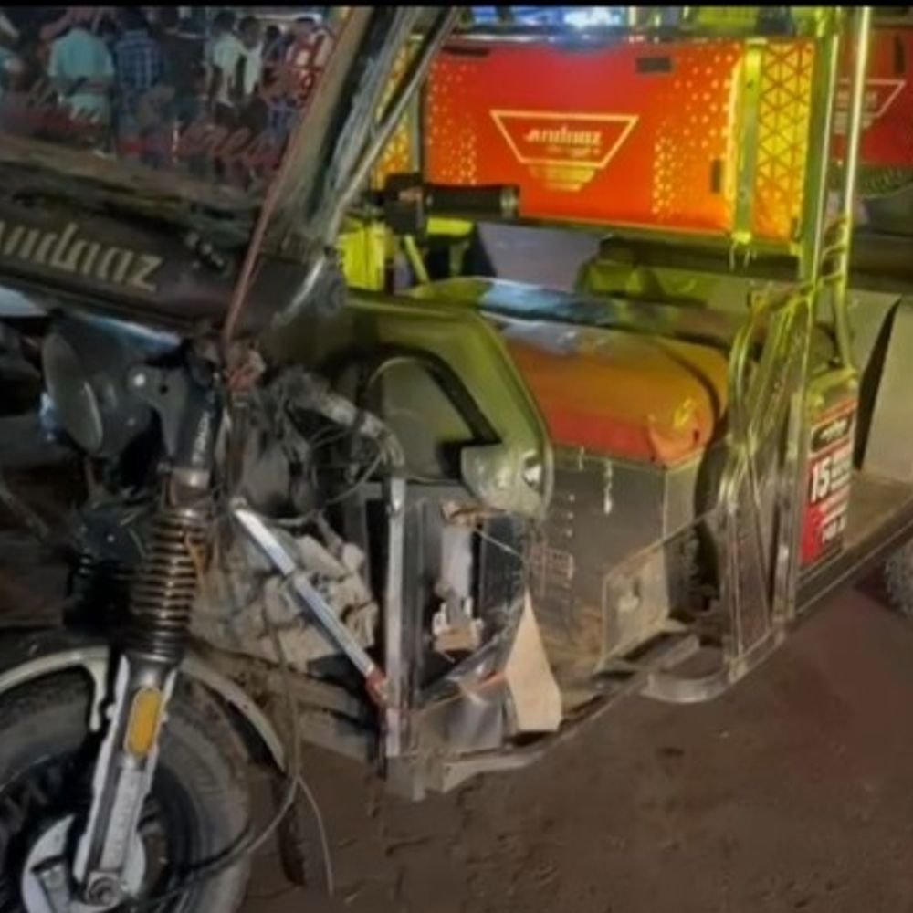 हमीरपुर में कार ने ई-रिक्शा और बाइक को मारी टक्कर:नशे में धुत ड्राइवर हिरासत में, बाल-बाल बचे ई-रिक्शा और बाइक सवार