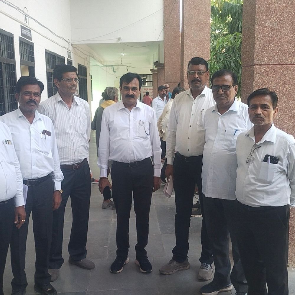 राजस्व निरीक्षकों नेअतिरिक्त लेखपालों का काम करने से मना किया:डीएम को ज्ञापन सौंपा, कहा- अतिरिक्त क्षेत्रों का काम कराने का दबाव बनाया जा रहा