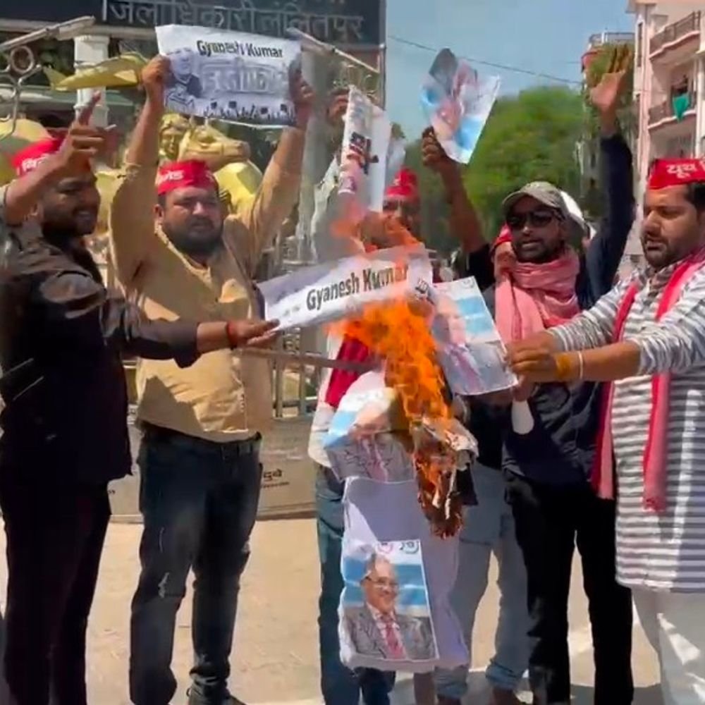 मुलायम सिंह यूथ बिग्रेड ने चुनाव आयुक्त का पुतला फूंका:वोट चोरी का आरोप लगाकर इस्तीफा मांगा, बर्खास्तगी की मांग की