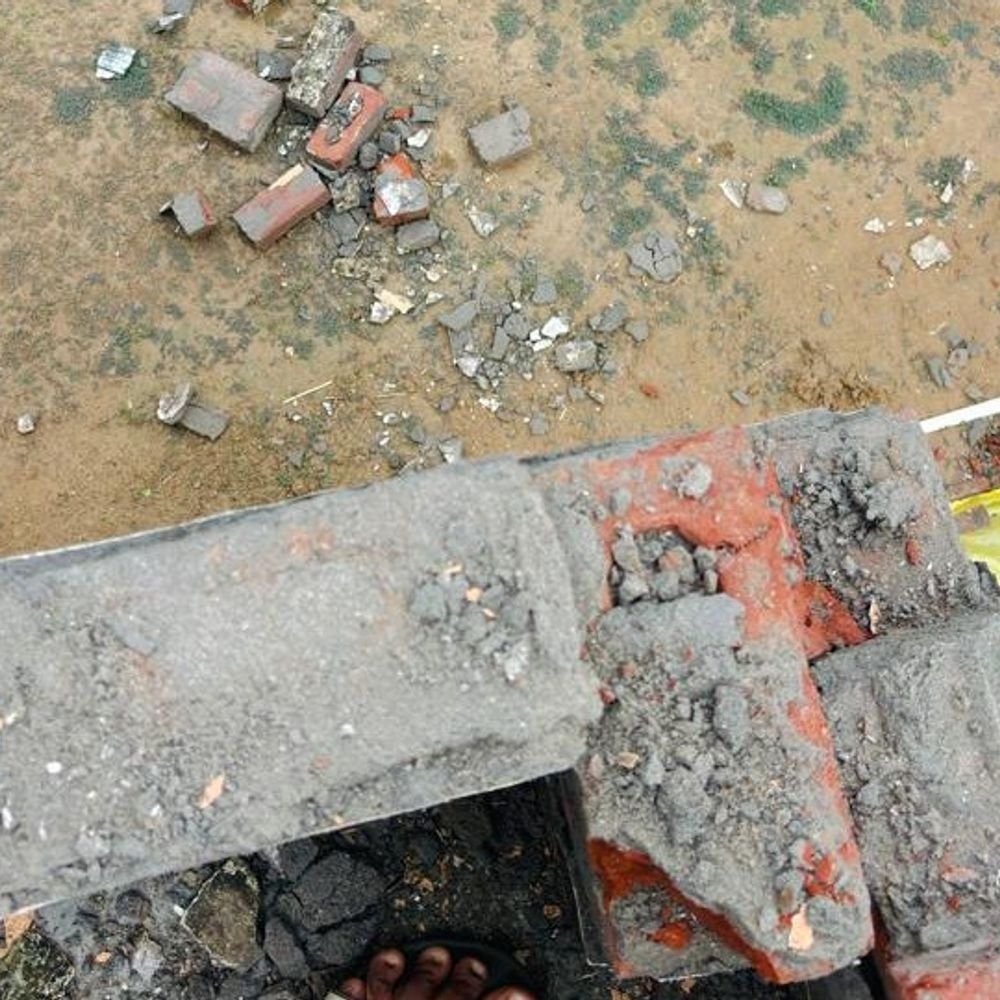 शामली में मकान पर गिरी आकाशीय बिजली:रेलिंग टूटी, बिजली के उपकरण फुंके; टीनशेड में हुआ छेद