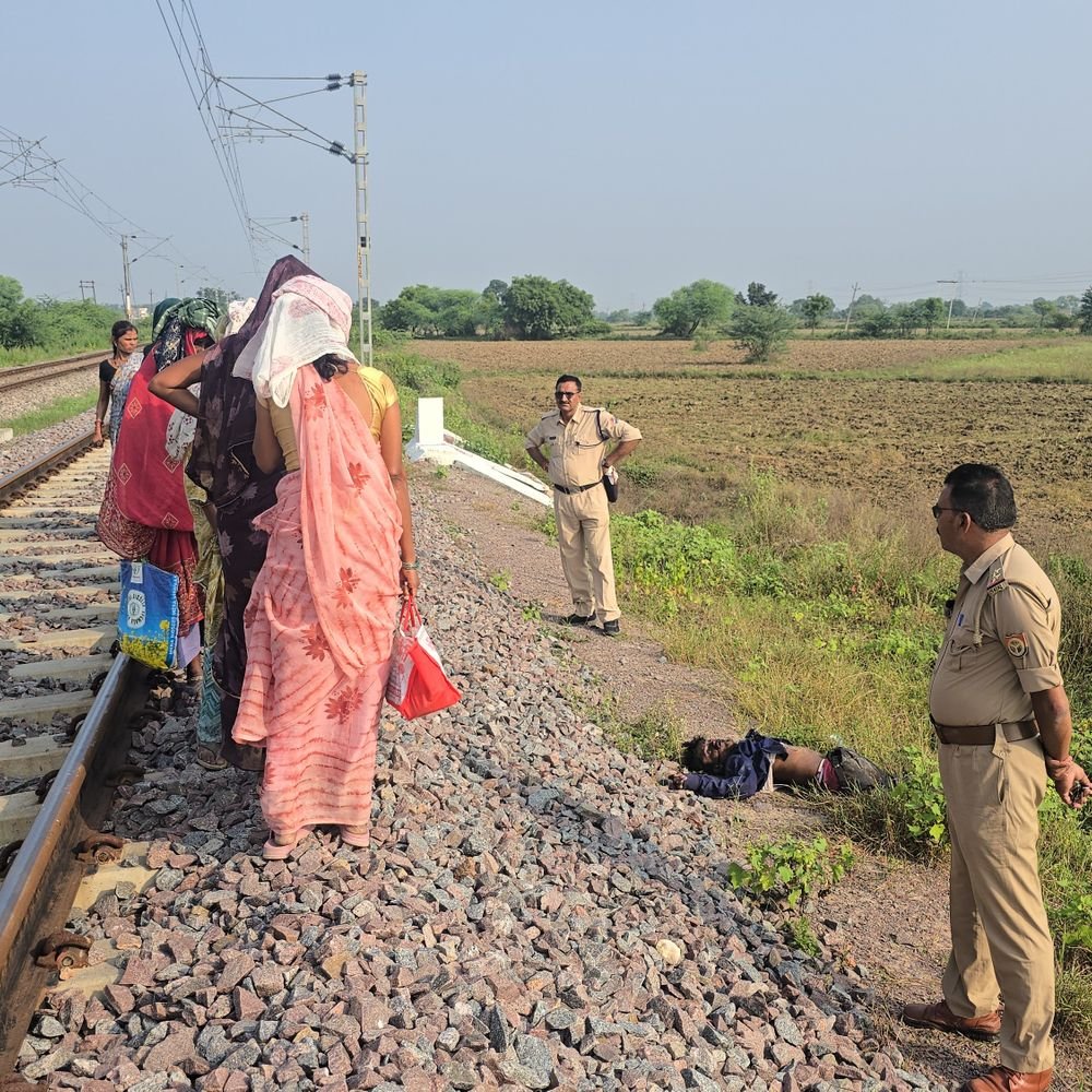 हमीरपुर में रेलवे ट्रैक पर मिला अज्ञात व्यक्ति का शव:रागौल-अकौना स्टेशन के बीच हुई घटना, पुलिस शिनाख्त में जुटी