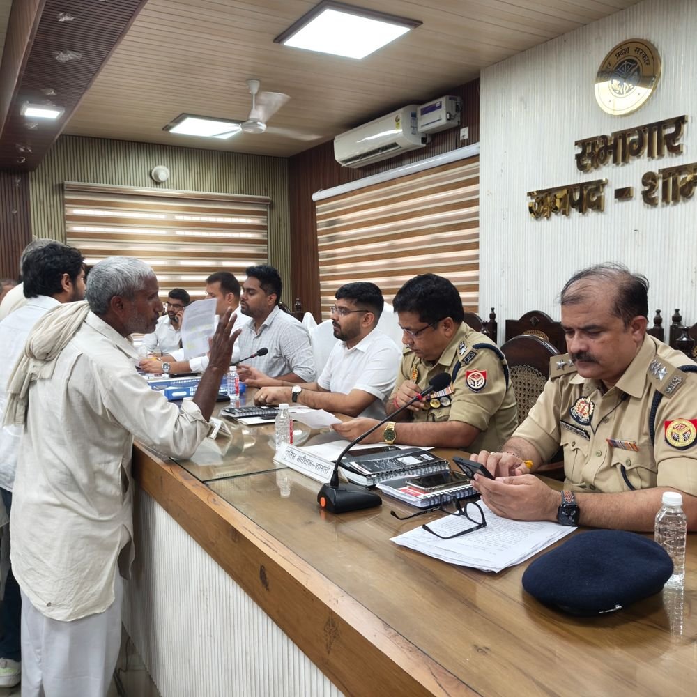 शामली में बस संचालकों ने अवैध ऑटो-ई-रिक्शा का विरोध किया:सवारियां घटने से टैक्स-किस्त मुश्किल, 9 अक्टूबर को बसें खड़ी करने की चेतावनी