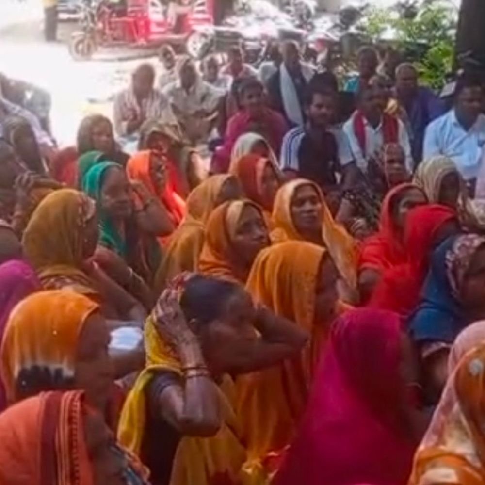 बलिया में बाढ़-कटान के स्थाई समाधान और मुआवजे की मांग:जिला संघर्ष समिति ने कलक्ट्रेट में किया धरना प्रदर्शन