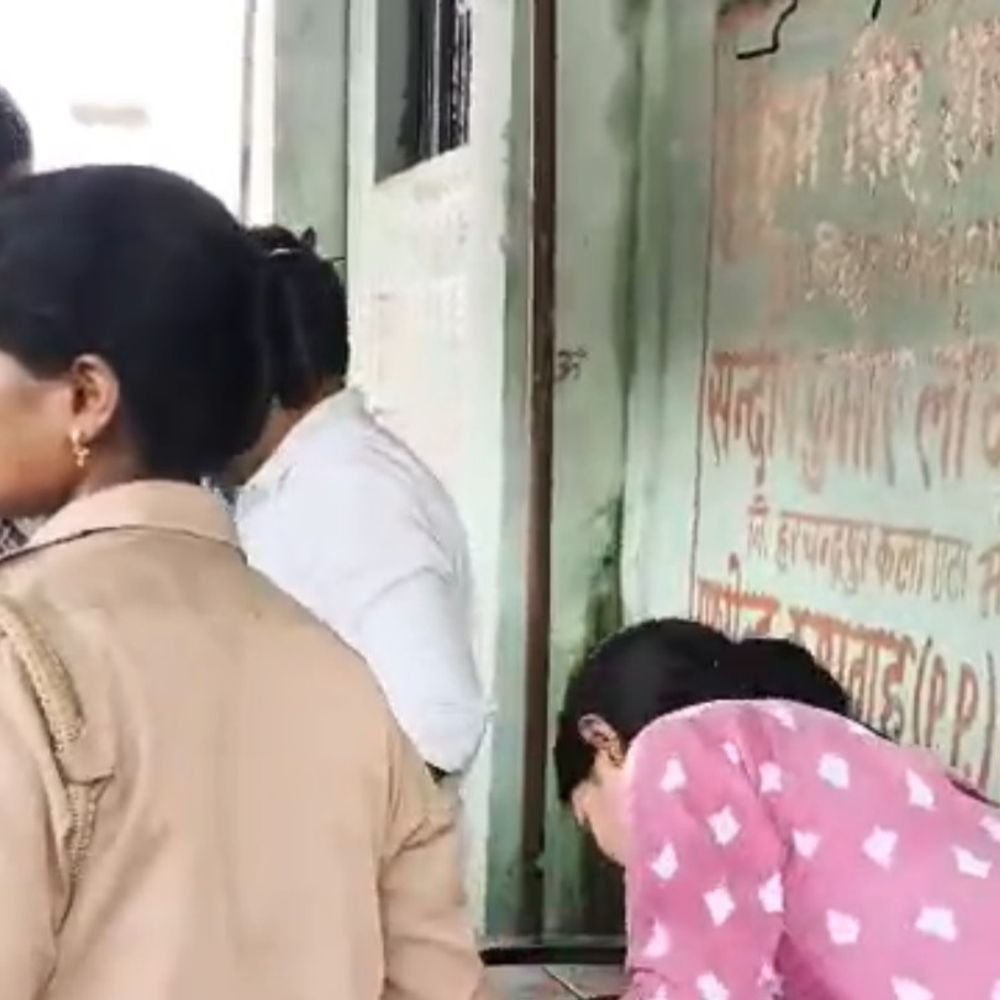 बैनामा रोकने के विरोध में किन्नर ने उतारे कपड़े, हंगामा:मां के मकान की रजिस्ट्री रुकवाने का आरोप, पुलिस बोली- शिकायत पर पहुंची थी टीम