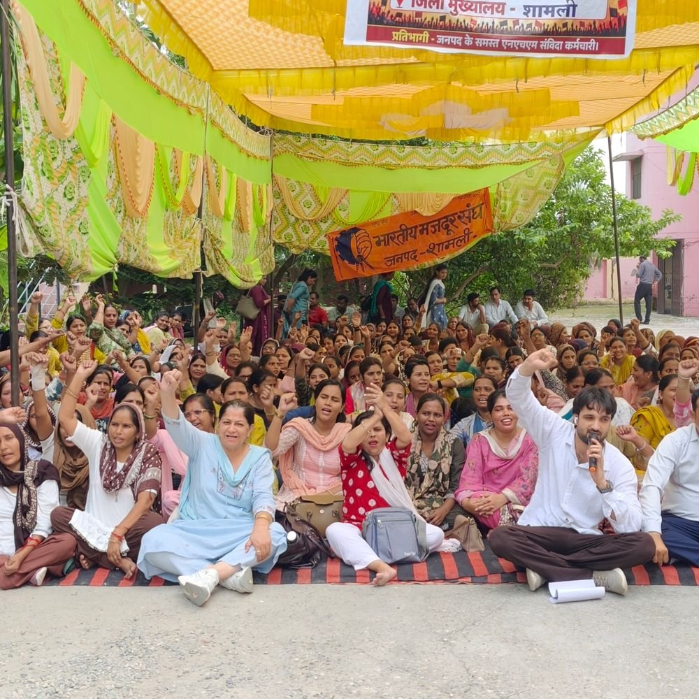 शामली में एनएचएम संविदा कर्मचारियों का धरना:10 लाख की कैशलेस सुविधा, समान काम-समान वेतन और नियमित भर्ती में 25% कोटा मांगा