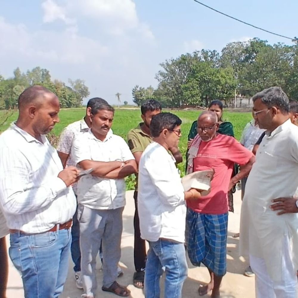 तिलाठी मोहल्ले में कच्चे रास्ते का निर्माण शुरू:संतकबीर नगर में घुटनों तक पानी और कीचड़ से परेशान लोगों को मिलेगी राहत
