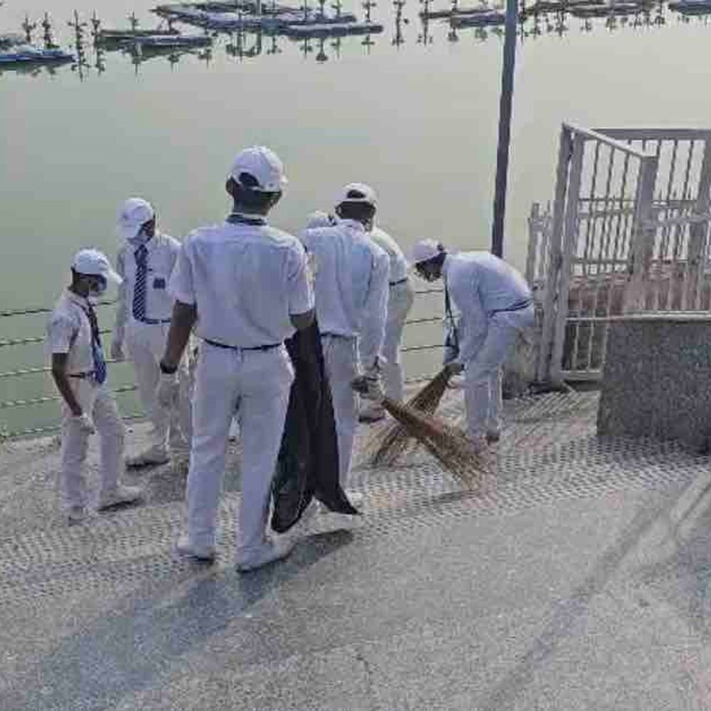गोरखपुर में गांधी जयंती पर बच्चों का सफाई अभियान:रामगढ़ताल में किया श्रमदान, लोगों को किया जागरूक