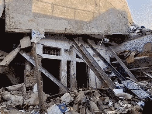 राजू के मकान से नीले-ड्रम में 5 बोरी बारूद मिली:वाराणसी में पड़ोसी बोले- गृहस्थी बर्बाद, हमें मुआवजा कब मिलेगा; मलबे में अब भी गंध