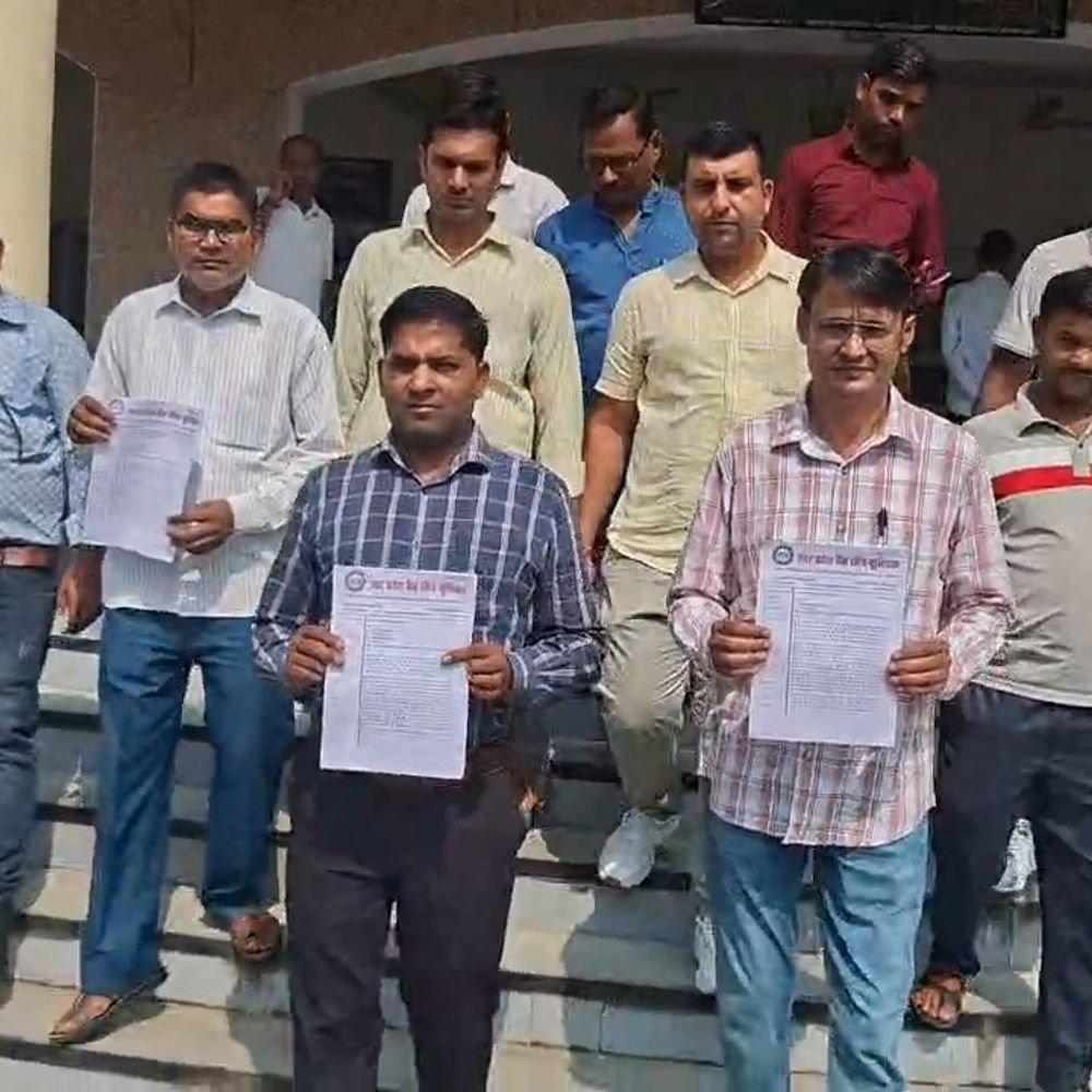 बैंक मित्रों ने उठाई मानदेय और सामाजिक सुरक्षा की मांग:अमरोहा में सीएम के नाम डीएम को सौंपा 10 सूत्रीय ज्ञापन