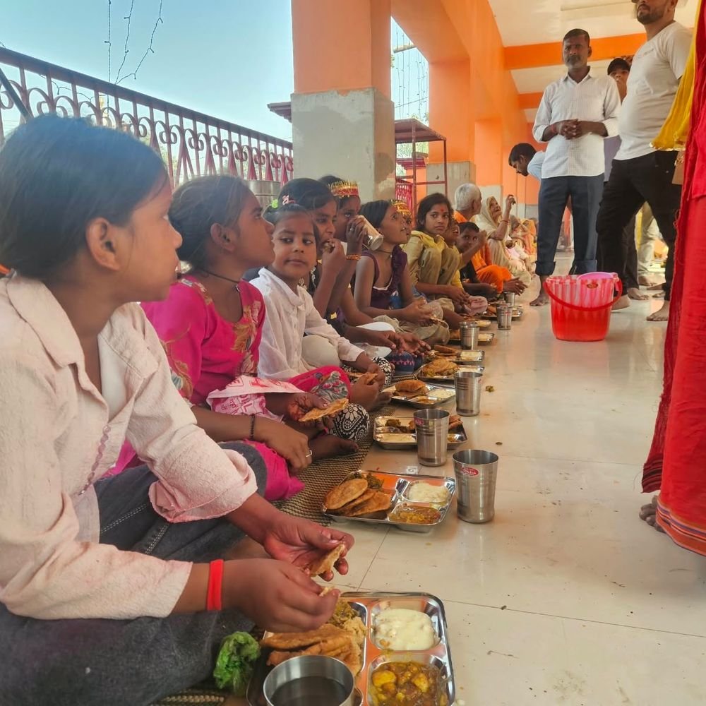 सीतापुर में मां दुर्गा के स्वरूप में पूजी गईं कन्याएं:दक्षिणा-उपहार देकर नवरात्र व्रत पूरे किए, हजारों की संख्या में पहुंचे श्रद्धालु