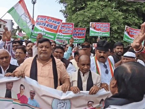 चुनाव आयुक्त के इस्तीफे को लेकर कांग्रेस का प्रदर्शन:कांग्रेस के पदाधिकारी बोले इस्तीफा दे चुनाव आयुक्त, दर्ज हो मुकदमा