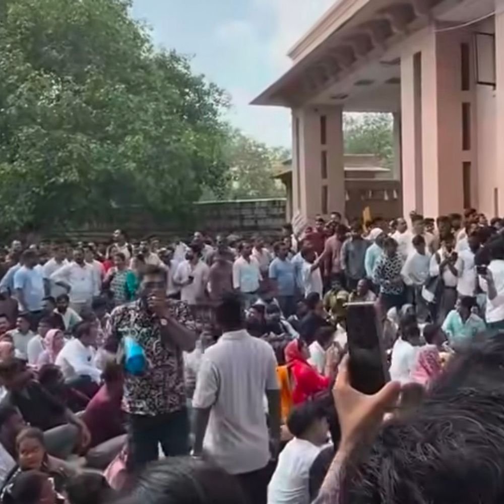 लखनऊ में सीएचओ का अनिश्चितकालीन धरना:संगठन बोला- सेवा और भविष्य का सवाल, शांतिपूर्ण तरीके से जारी रहेगा आंदोलन